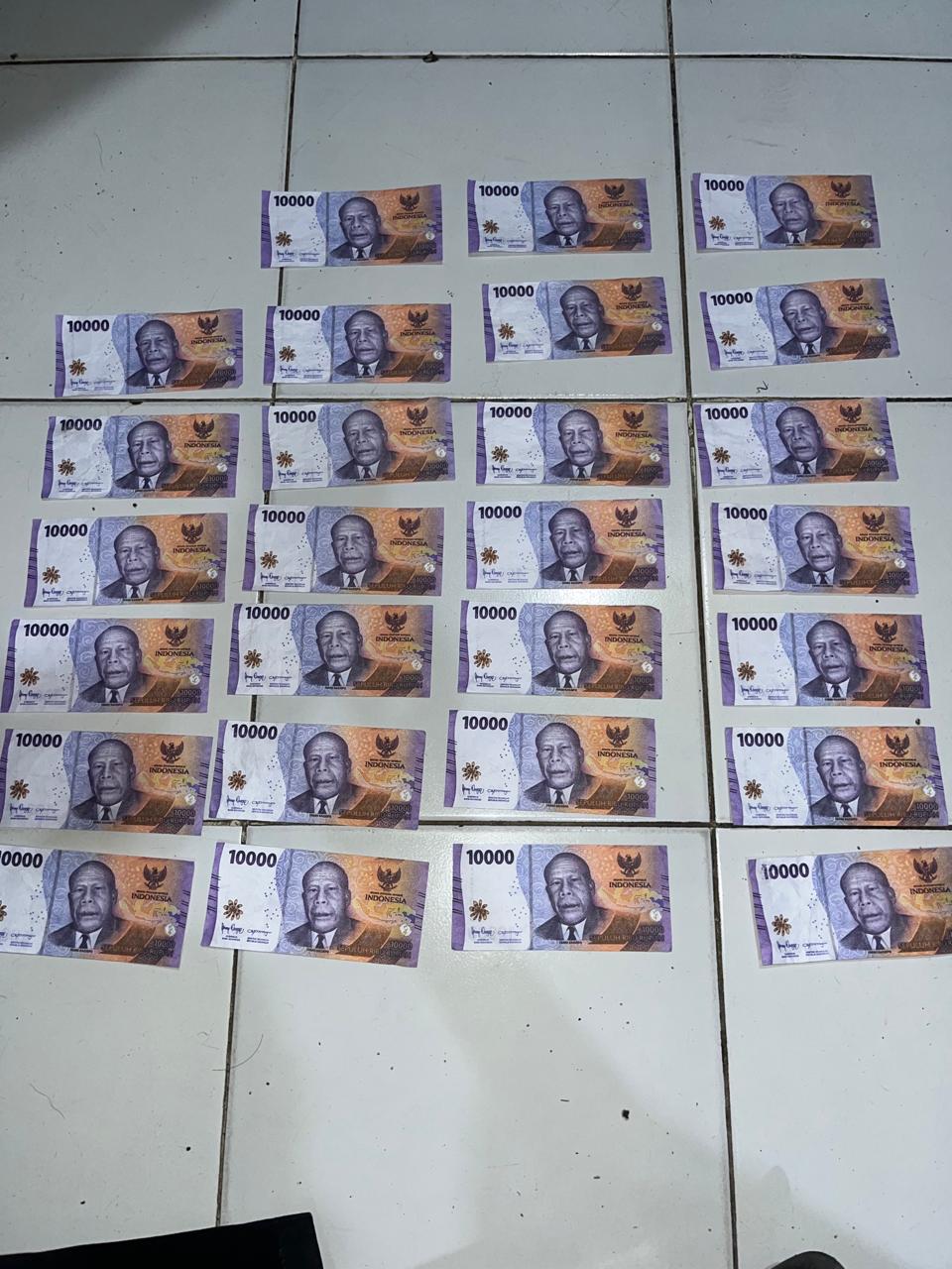 TIDAK ASLI: Barang bukti 27 lembar uang palsu pecahan Rp 10 ribu yang disita dari pelaku.