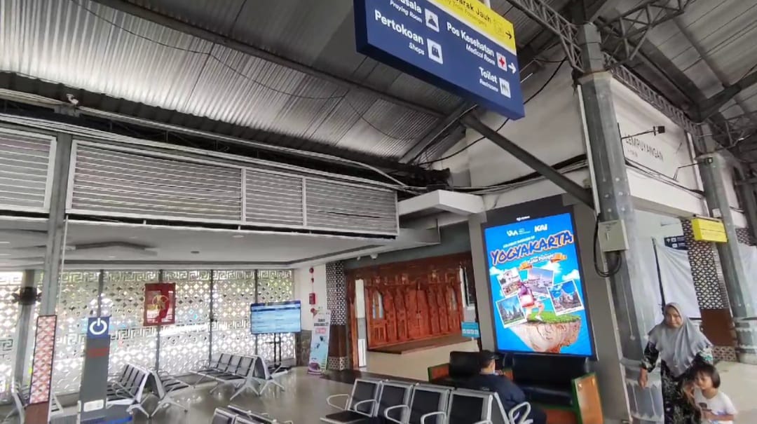 MAAF: Suasana di stasiun kereta api.