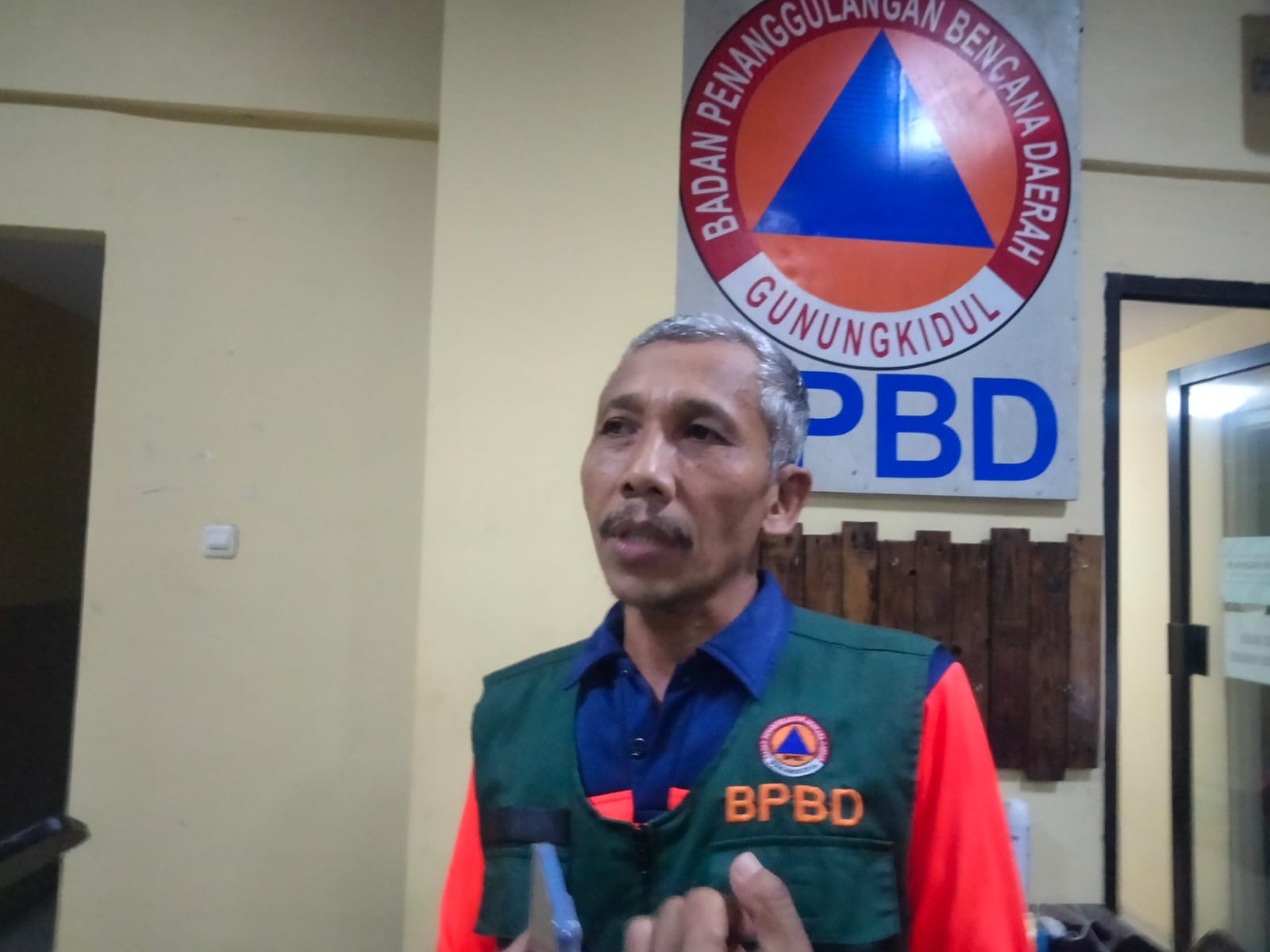 SIAGA: Kepala Pelaksana BPBD Gunungkidul Purwono saat diwawancarai awak media, Kamis (14/3) malam.