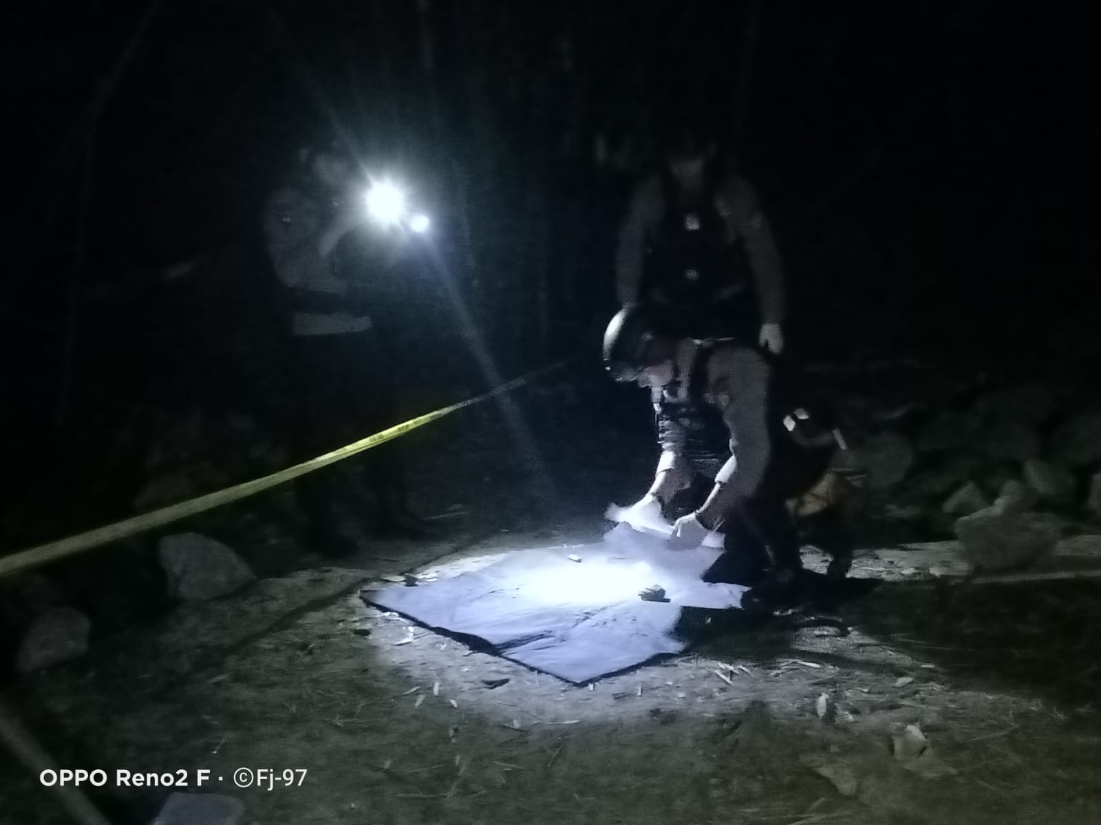 Garis polisi: lokasi penemuan granat nanas di Pajangan Bantul dibatasi dengan police line khawatir membahayakan warga sekitar.