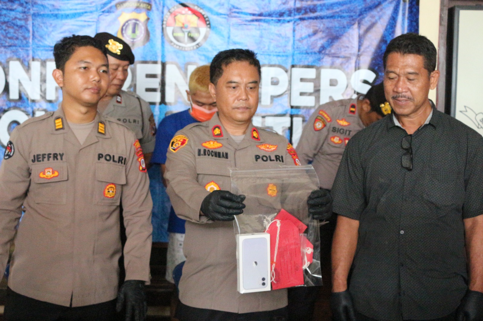 Seorang pemuda nekat melakukan pencurian Iphone 11 dengan cara masuk ke kos korbannya di Kasihan, Bantul.