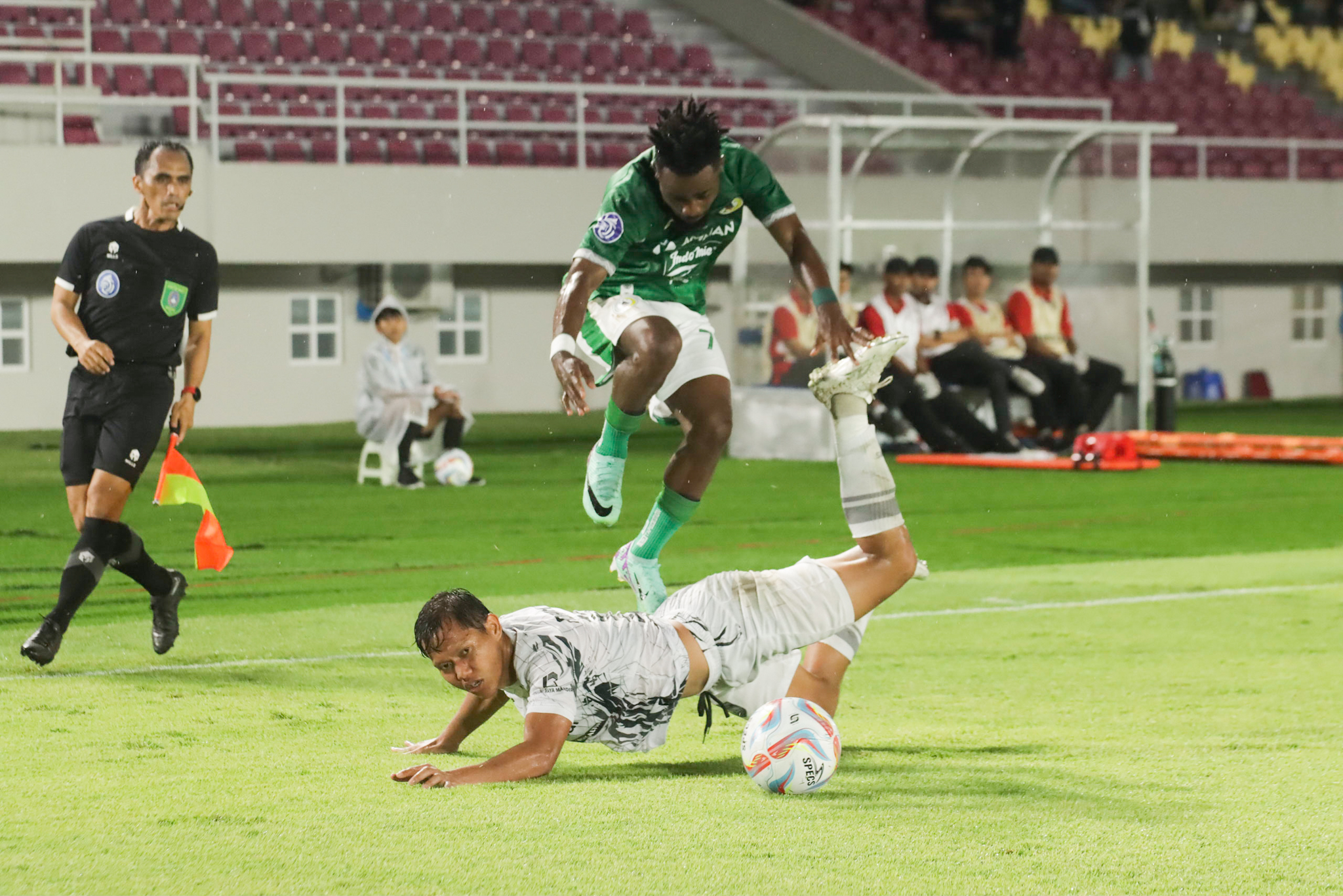 SUDAH MAKSIMAL: Penyerang PSS Sleman Elvis Kamsoba (atas) melewati hadangan pemain Borneo FC Adam Alis dalam laga di Stadion Mahanan Solo, tadi malam (14/3).