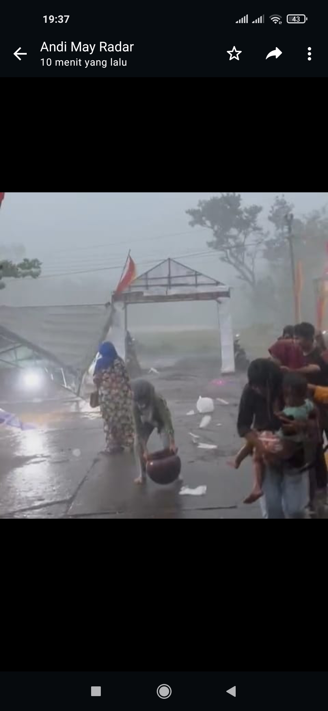 HANCUR: Angin kencang memporak-porandakan kegiatan pasar Ramadhan, di Kalurahan Getas, Playen, Gunungkidul, Kamis (14/3) sore.