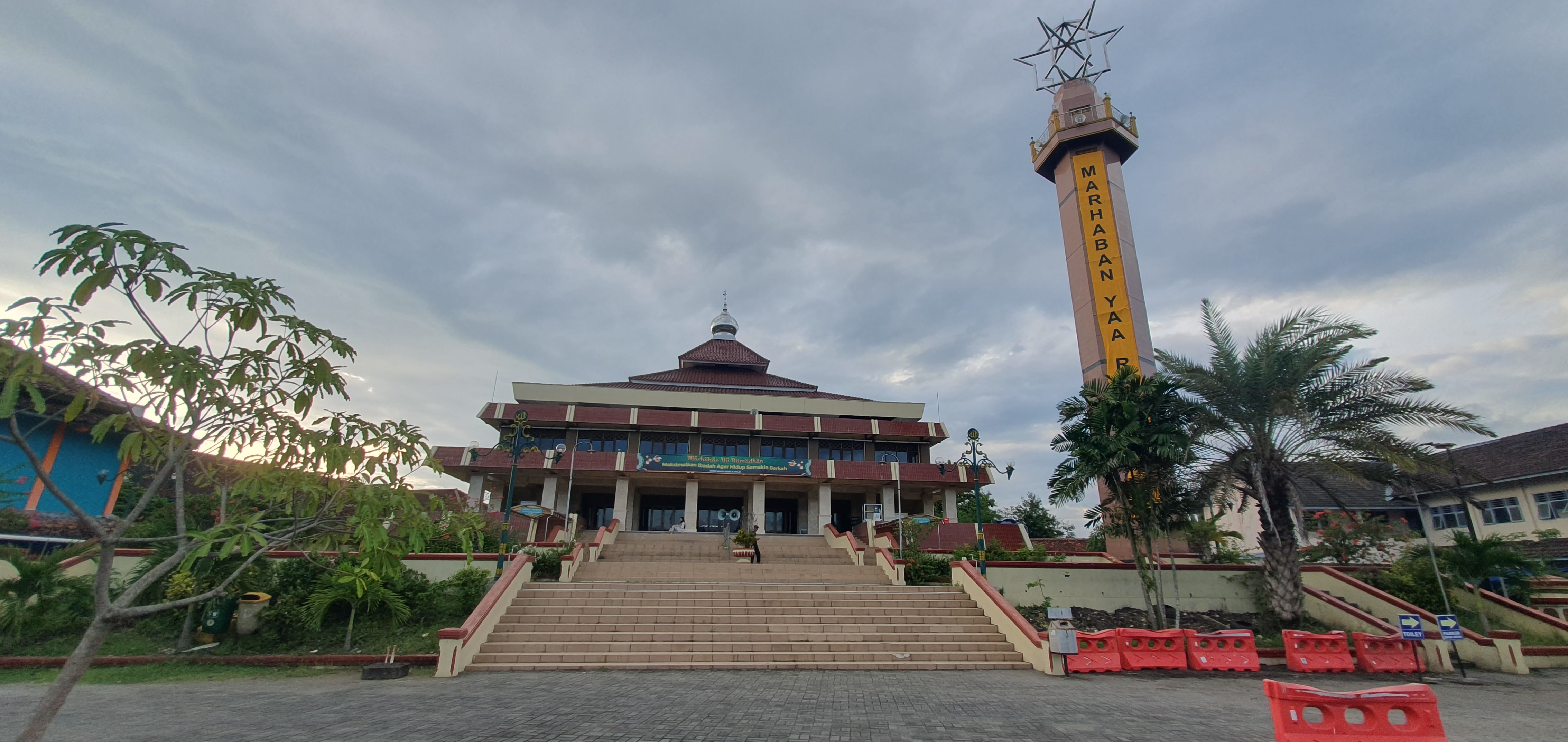 TENTRAM - Penampakan Masjid Agung Al Ikhlas Wonosari, Gunungkidul Jumat sore (15/3/2024)