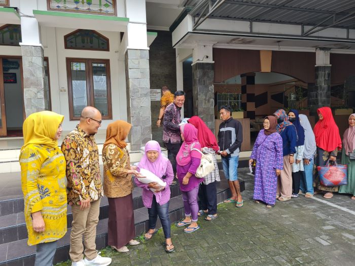 SALURKAN BANTUAN: Warga tampak mengantre untuk mendapatkan santunan berupa beras yang disalurkan oleh Bank Bapas 69.