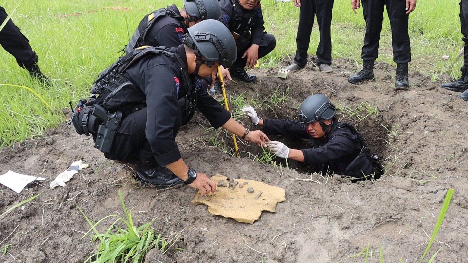 MUSNAH: Tim Penjinak Bom Gegana Satuan Brimob Polda DIY memusnahkan granat aktif peninggalan Perang Dunia II di bulak sawah Padukuhan Sabrang, Kalurahan Triwidadi, Pajangan, Bantul, Jumat (15/3).