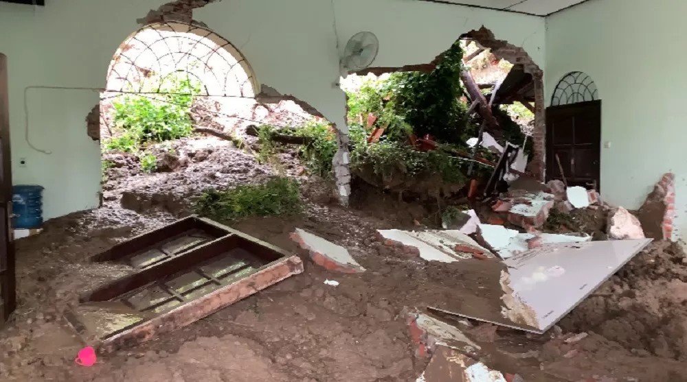 Caption Foto : Kondisi Musala Jabal Nur yang terletak di Bendan Ngisor, Kecamatan Gajahmungkur, Kota Semarang yang terkena tanah longsor