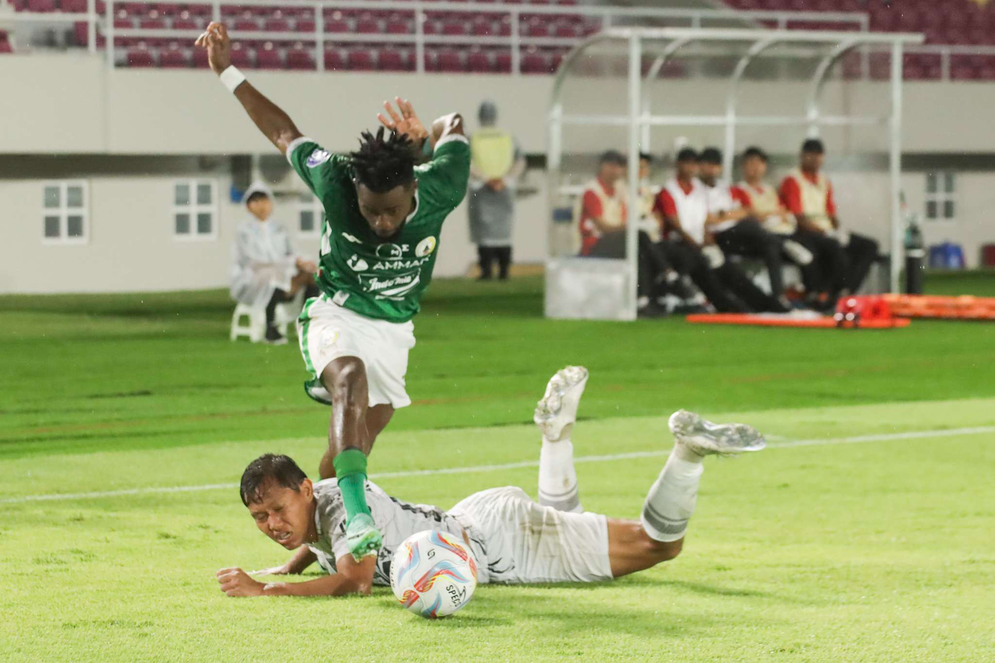 BELUM BERUNTUNG LAGI: Pemain PSS Sleman saat menghadapi Borneo FC di Stadion Manahan Solo Kamis (14/3).