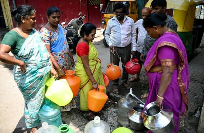Penduduk India mengisi air dari keran kota (BBC)