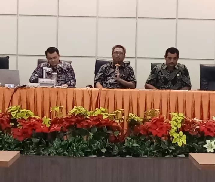 Dispendik Gresik Herawan Eka Kusuma melakukan koordinasi dengan kepala sekolah SD dan SMP (Dok Radar Gresik)
