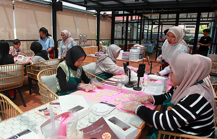 FOKUS: Peserta mengikuti pelatihan atau workshop kreatif membuat kue mochi di salah satu kafe kawasan Palagan, Sleman. Belakangan ini berbagai workshop banyak diadakan di pusat perbelanjaan dan kafe
