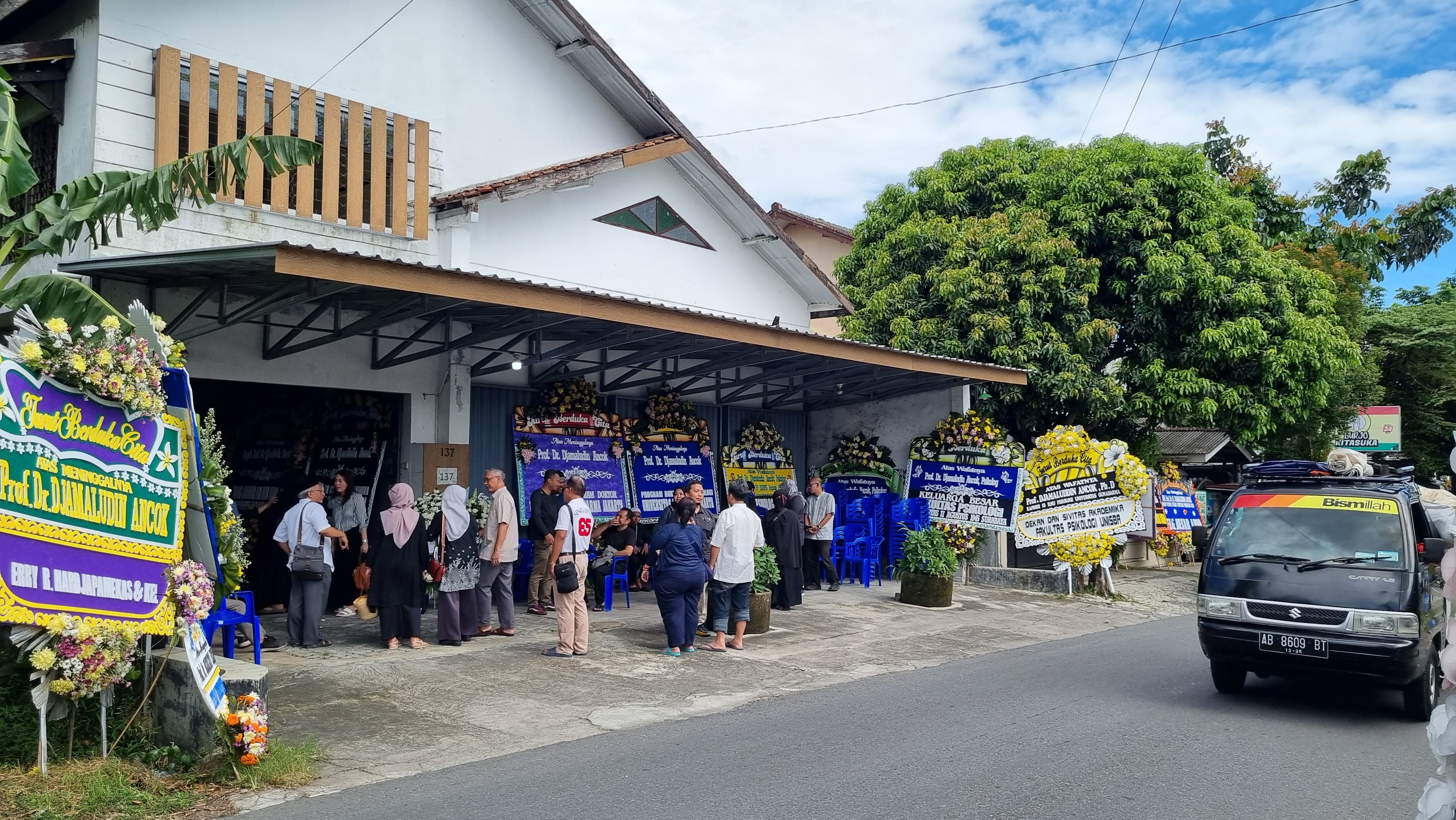 DUKA: Karangan buka memenuhi kawasan rumah duka Djamaludin Ancok yang berada di Sambilegi, Sleman.