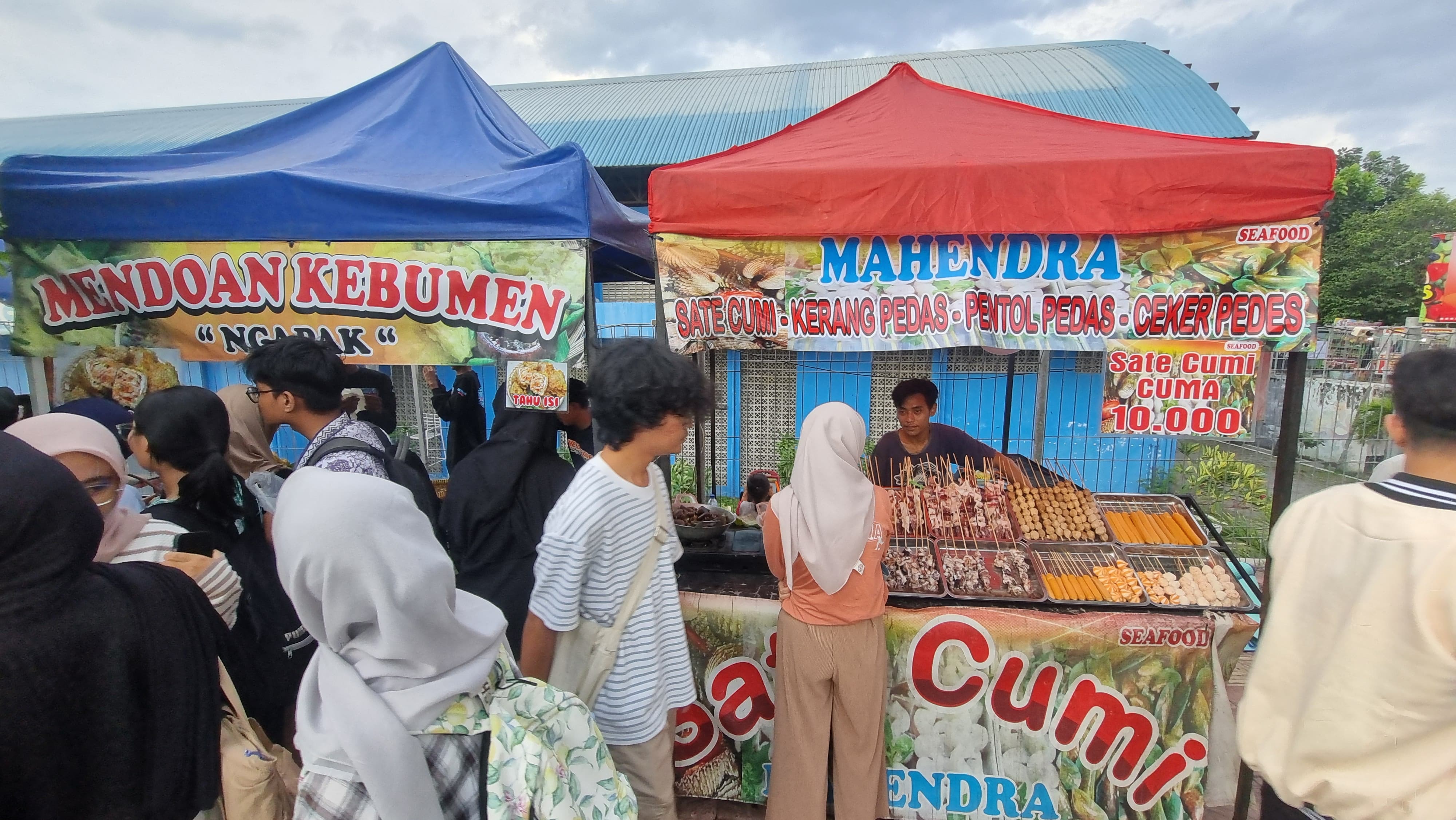 LARIS: Masyarakat memadati kawasan Pasar Ramadan Karangmalang untuk mencari berbagai makanan takjil.