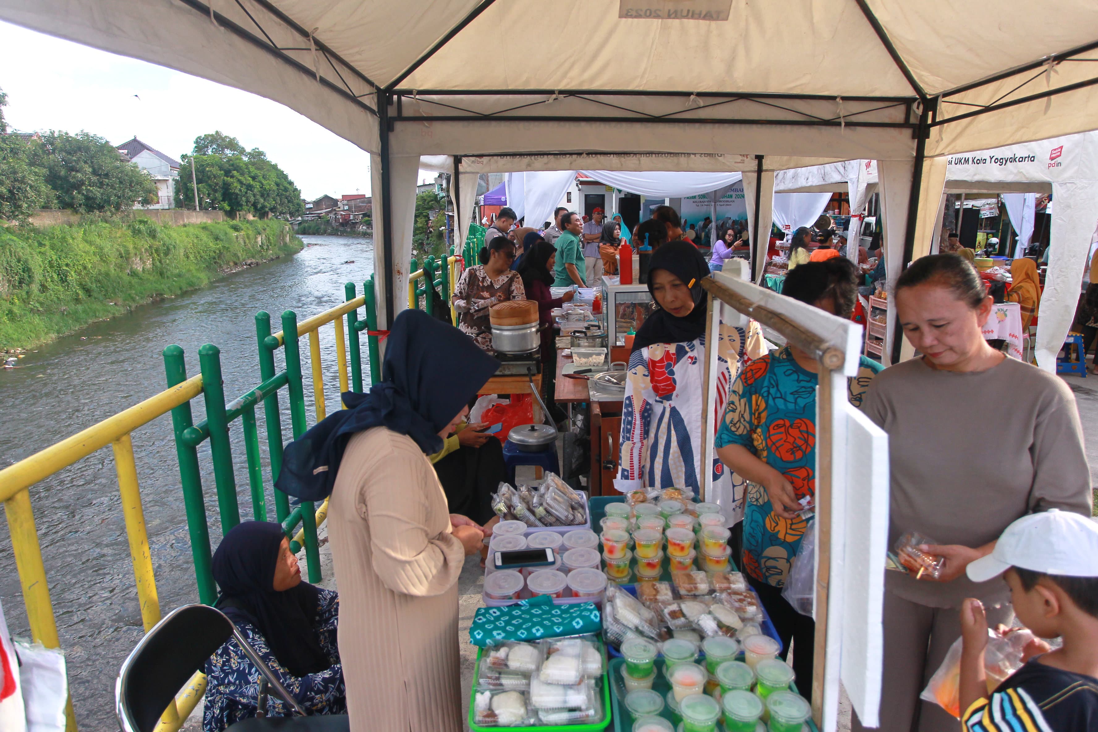 SEMARAK: Suasana pasar sore ramadan yang menyediakan berbagai menu takjil, di Taman Perwira, bantaran Kali Code, kawasan Prawirodirjan, Kota Jogja, Sabtu (16/3).
