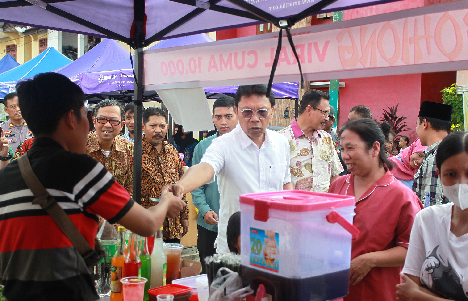 PEMBERDAYAAN: Pj Wali Kota Jogja Singgih Rarahjo meninjau Festival Lembah Code Pasar Sore Ramadan 2024 di bantaran Kali Code, kemarin (16/3). Guntur Aga/Radar Jogja