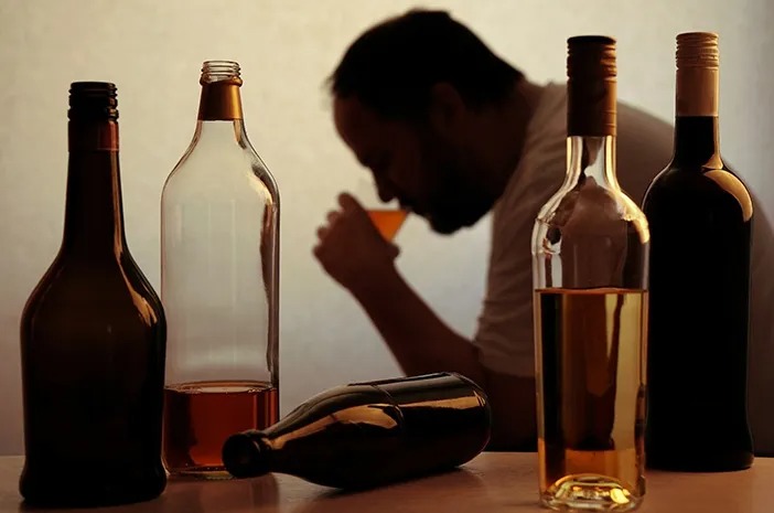 Ilustrasi orang yang suka mengonsumsi alkohol