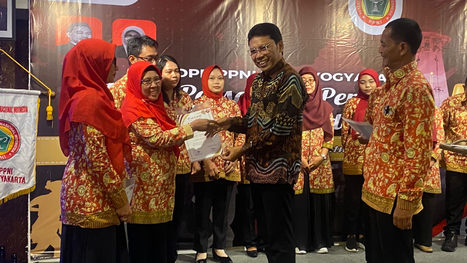 Penjabat Walikota Jogja memberikan Penghargaan kepada sejumlah perawat di Kota Jogja dalam peringatan HUT PPNI ke-50. (Agung Dwi Prakoso/ Radar Jogja)