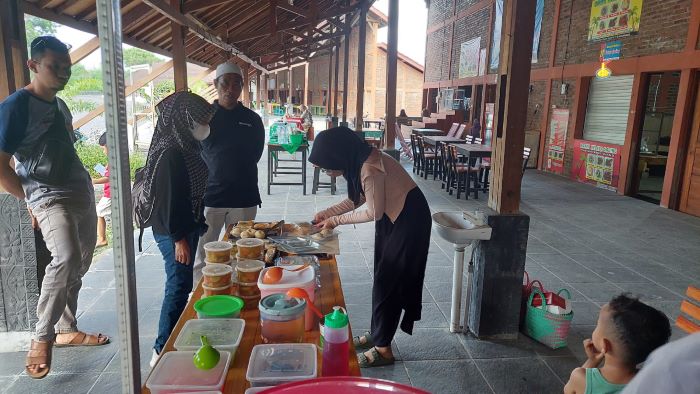 Penjual Pasar Ramadhan melayani pembeli, di Plaza Kuliner Pantai Glagah.