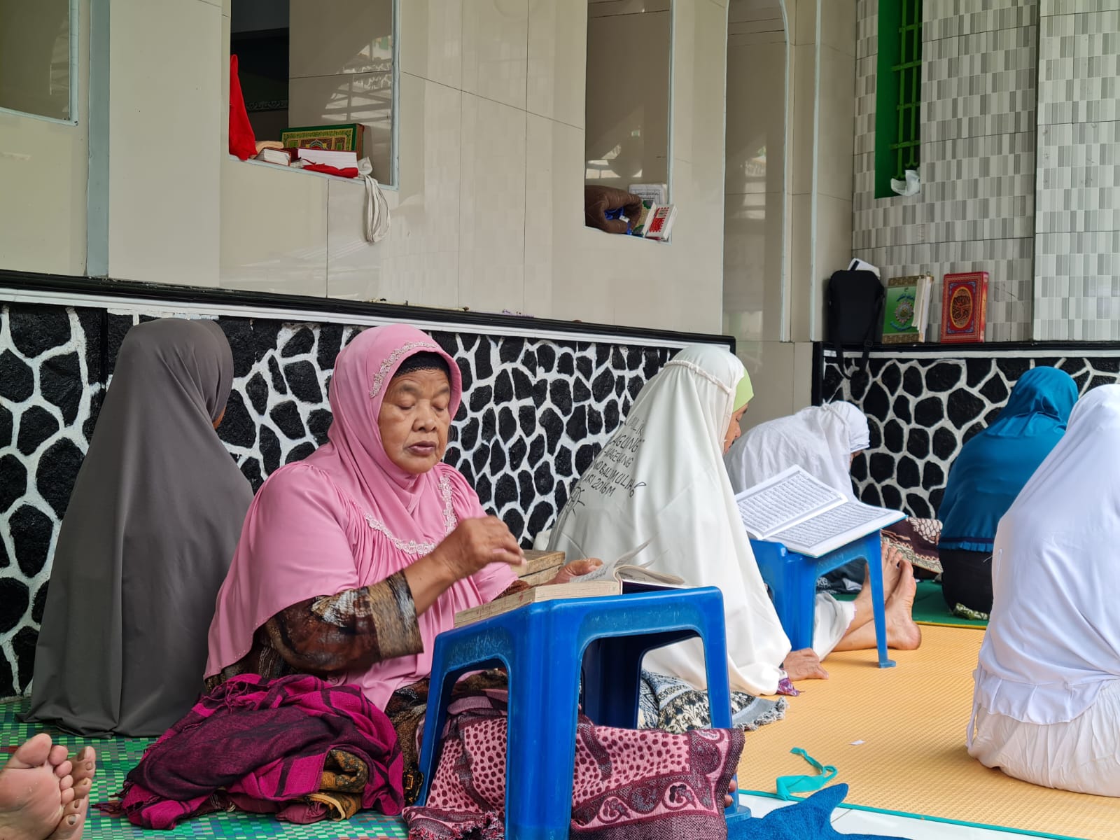 TEKUN: Beberapa lansia tampak khidmat membaca setiap ayat Al quran. Saban Ramadhan, mereka nyantri di Ponpes Sepuh Payaman.