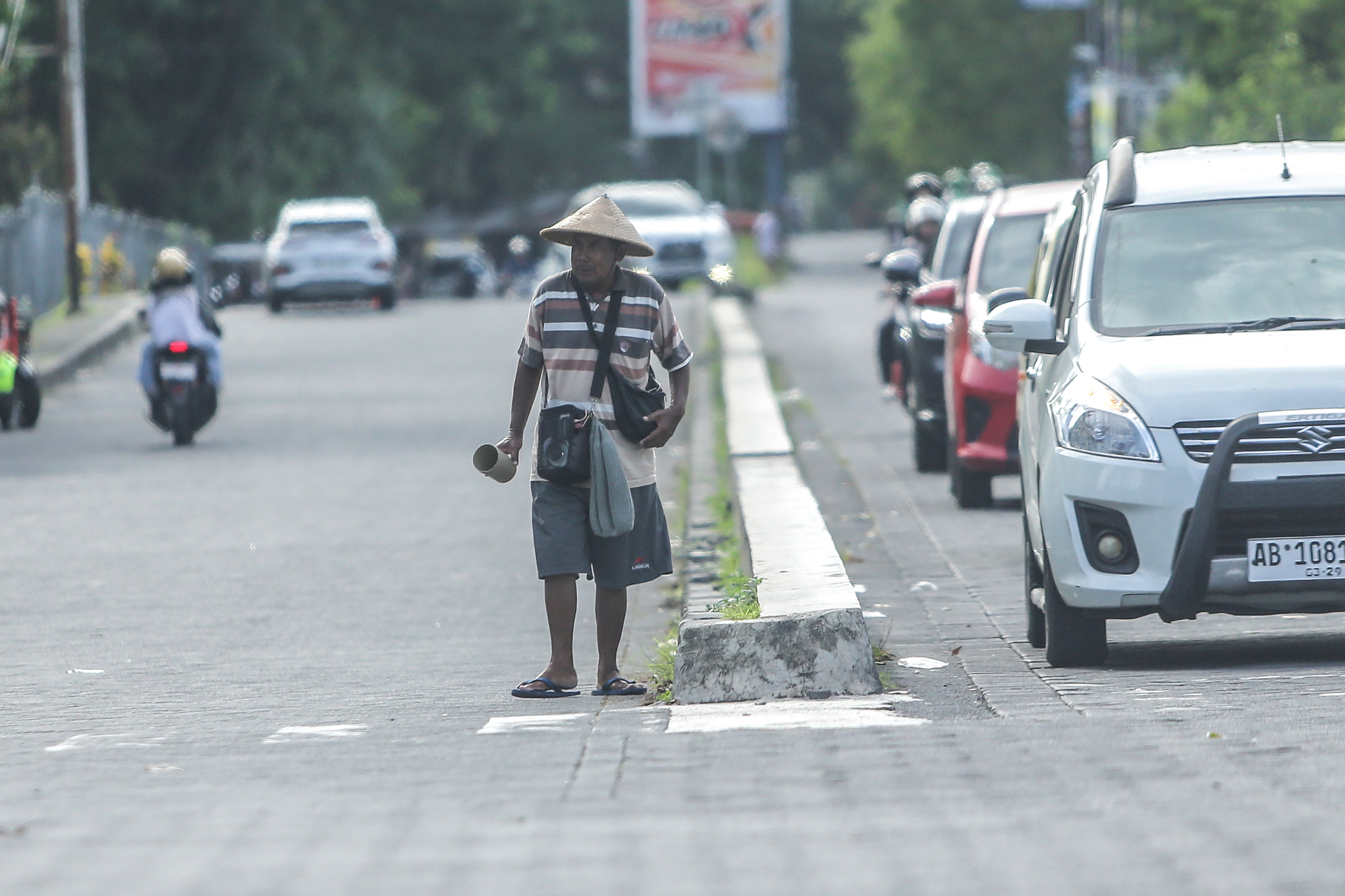 Pengemis meminta sedekah di kawasan simpang Karang Gayam, Caturtunggal, Depok, Sleman, Minggu (17/3). Dinsos Sleman menghimbau untuk tidak memberikan uang kepada pengemis agar jumlah pengemis dijalan tidak menjamur saat menjelang hari raya Idul Fitri (Fot