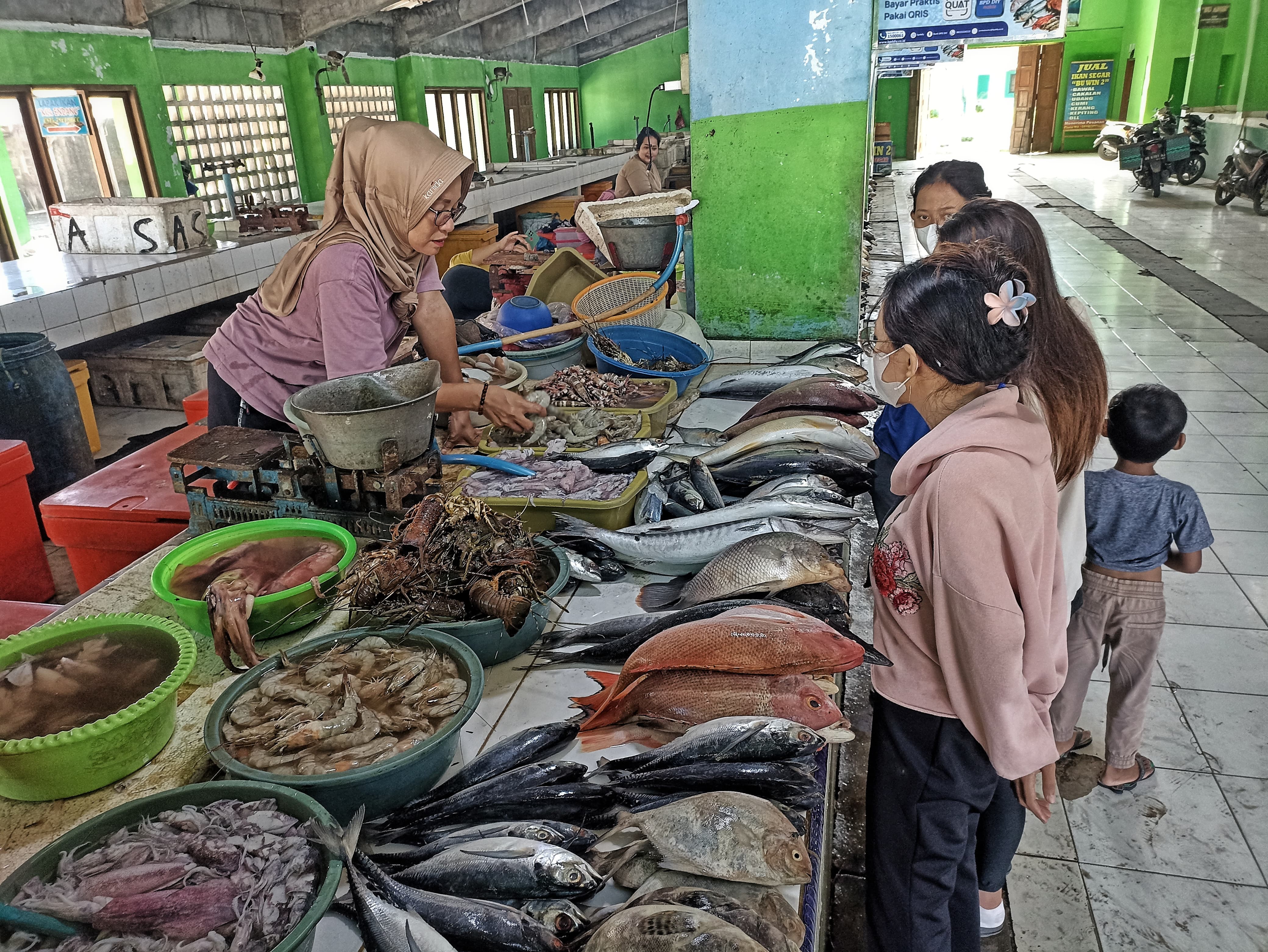 TERSEDIA: Pedagang melayani pembeli di Pasar Ikan Segar Pantai Depok, Bantul kemarin (17/3).(GREGORIUS BRAMANTYO/RADAR JOGJA)