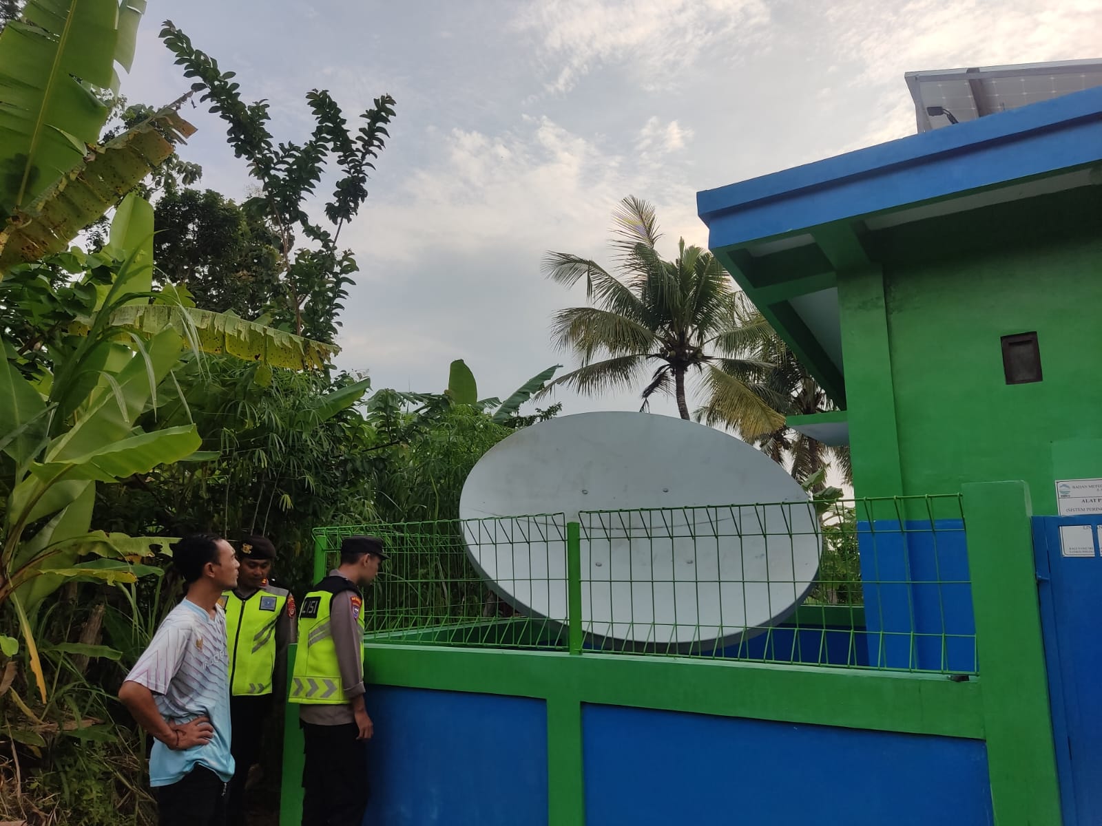 OLAH TKP: Lokasi pencurian alat pendeteksi gempa di Alas Benggolo, Padukuhan Panggang III RT 001 RW 004, Giriharjo, Panggang, Gunungkidul. (Dokumentasi Polsek Panggang)