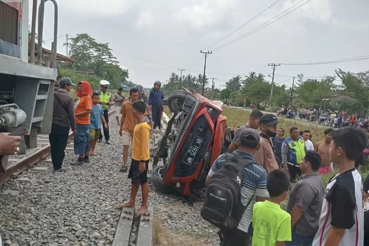 Kecelakaan kereta api vs mobil di Kota Tebing Tinggi, Sumatera Utara. (Dok Polres Tebing Tinggi)