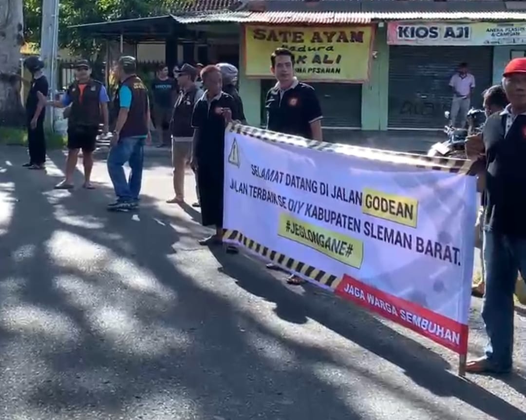 UNTUK MASYARAKAT: Tangkapan layar video saat aksi protes jalan rusak.