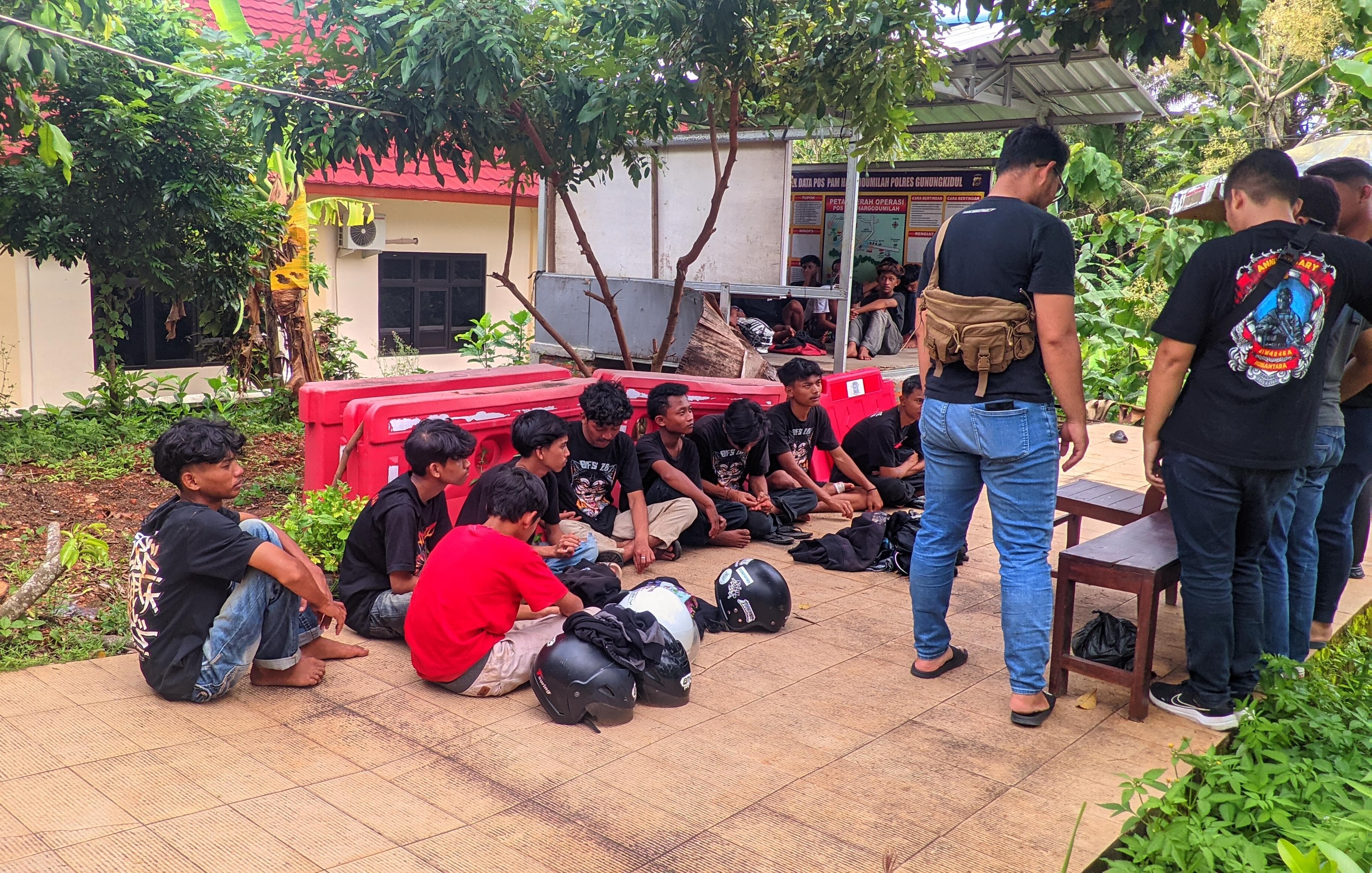 Gerombolan remaja diamankan polisi usai terlibat bentrok dengan warga di Nglanggeran, Patuk, Minggu (17/3).&nbsp;