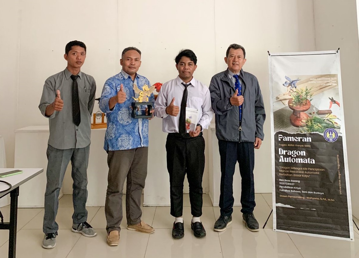 KREATIF: Mahasiswa Prodi Pendidikan Kriya Fakultas Bahasa Seni dan Budaya UNY Ben Reza Awang bersama dengan mainan edukatif ciptaannya.
