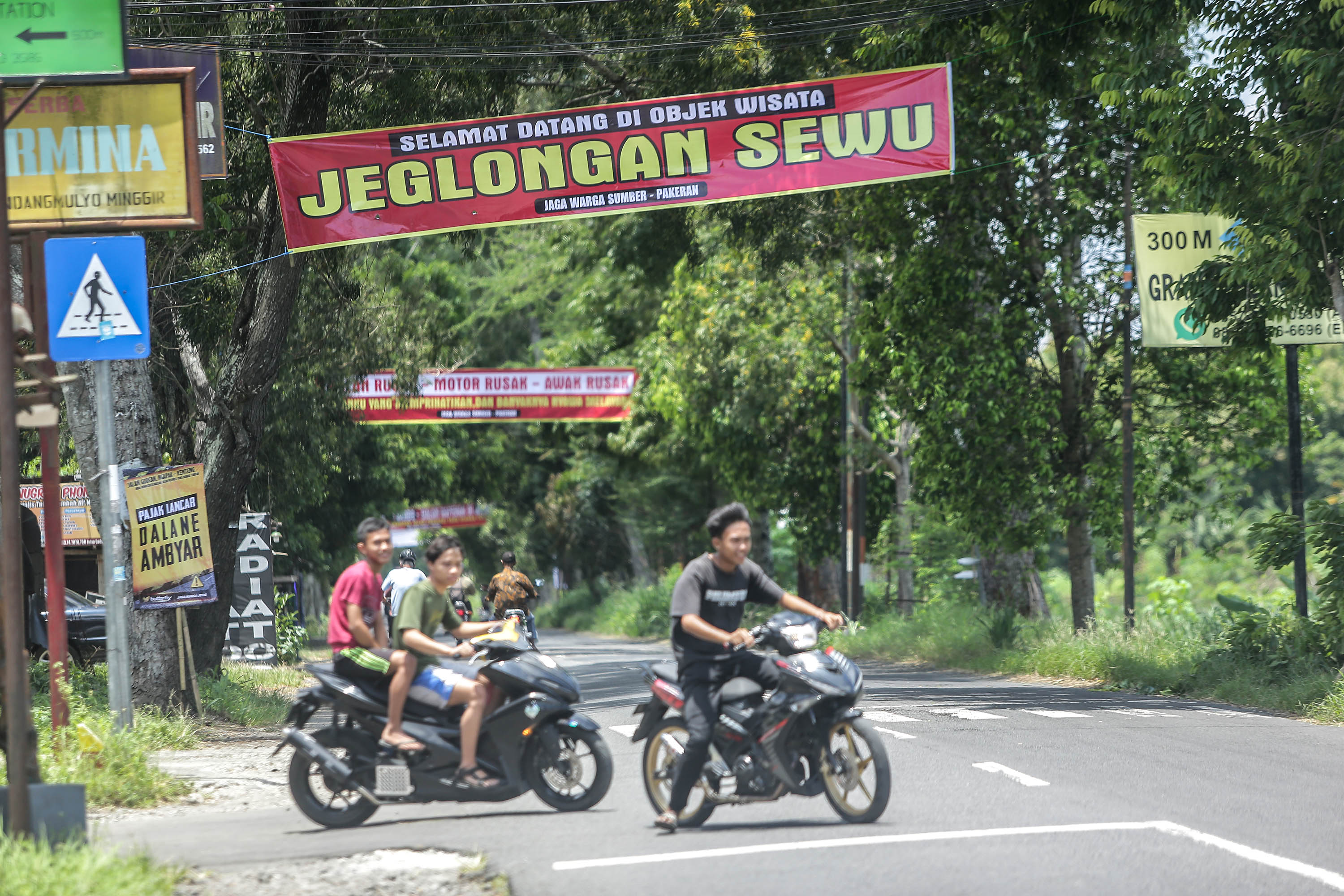 Spanduk sindiran warga tentang jalan rusak terpasang di kawasan Jalan Ngapak-Kentheng, Sendangmulyo, Minggir, Sleman, Minggu (17/3). Sejumlah warga yang tergabung dalam forum jaga warga moyudan dan minggir melakukan aksi pemasangan spanduk protes.