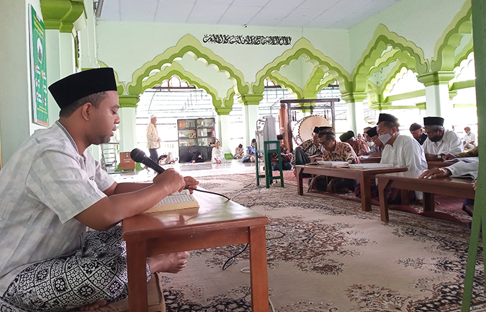 KHUSYUK: Setelah salat Zuhur beberapa jemaah di Masjid Agung Kauman Kota Magelang mengikuti semaan Alquran. Semaan ini sudah ada sejak tahun 1950-an.