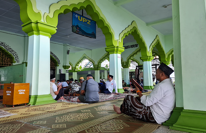 KHUSYUK: Setelah salat Zuhur beberapa jemaah di Masjid Agung Kauman Kota Magelang mengikuti semaan Alquran. Semaan ini sudah ada sejak tahun 1950-an.