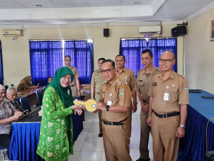 SIMBOLIS: Wali Kota Magelang saat menyerahkan kunci kios Ngesengan kepada perwakilan pedagang, Senin (18/3/2024).