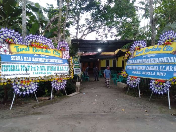 BERKABUNG : Rumah duka Sertu Marinir Ismunandar di Desa Madureso, Kecamatan Kuwarasan, Kebumen dipenuhi karangan bunga.