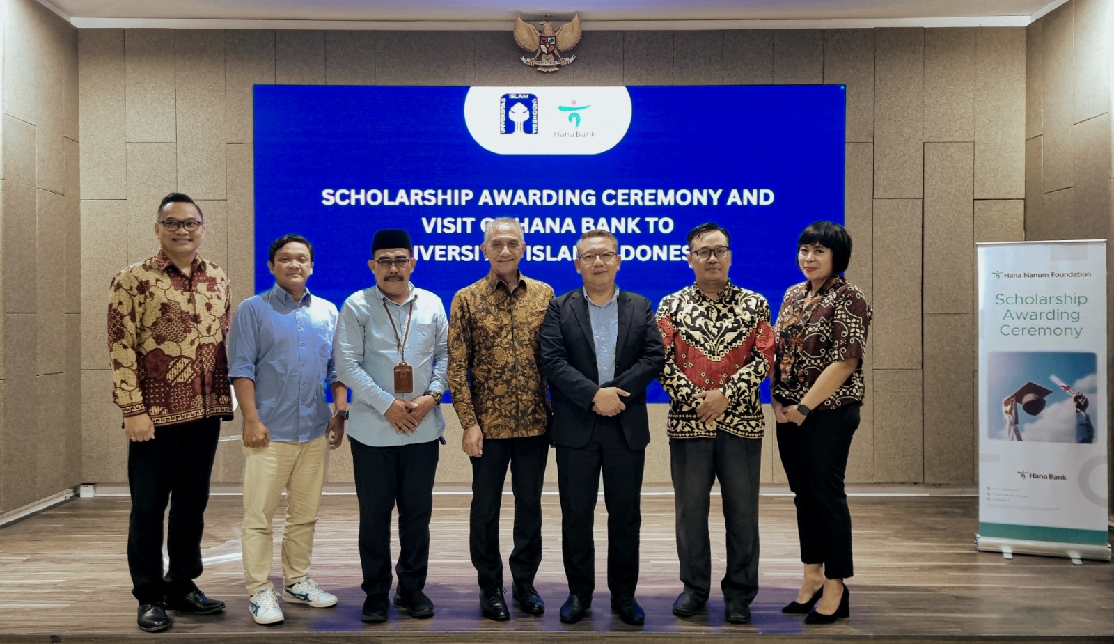 Penyaluran beasiswa dari Hana Bank kepada 100 mahasiswa dari enam universitas bergengsi di Indonesia
