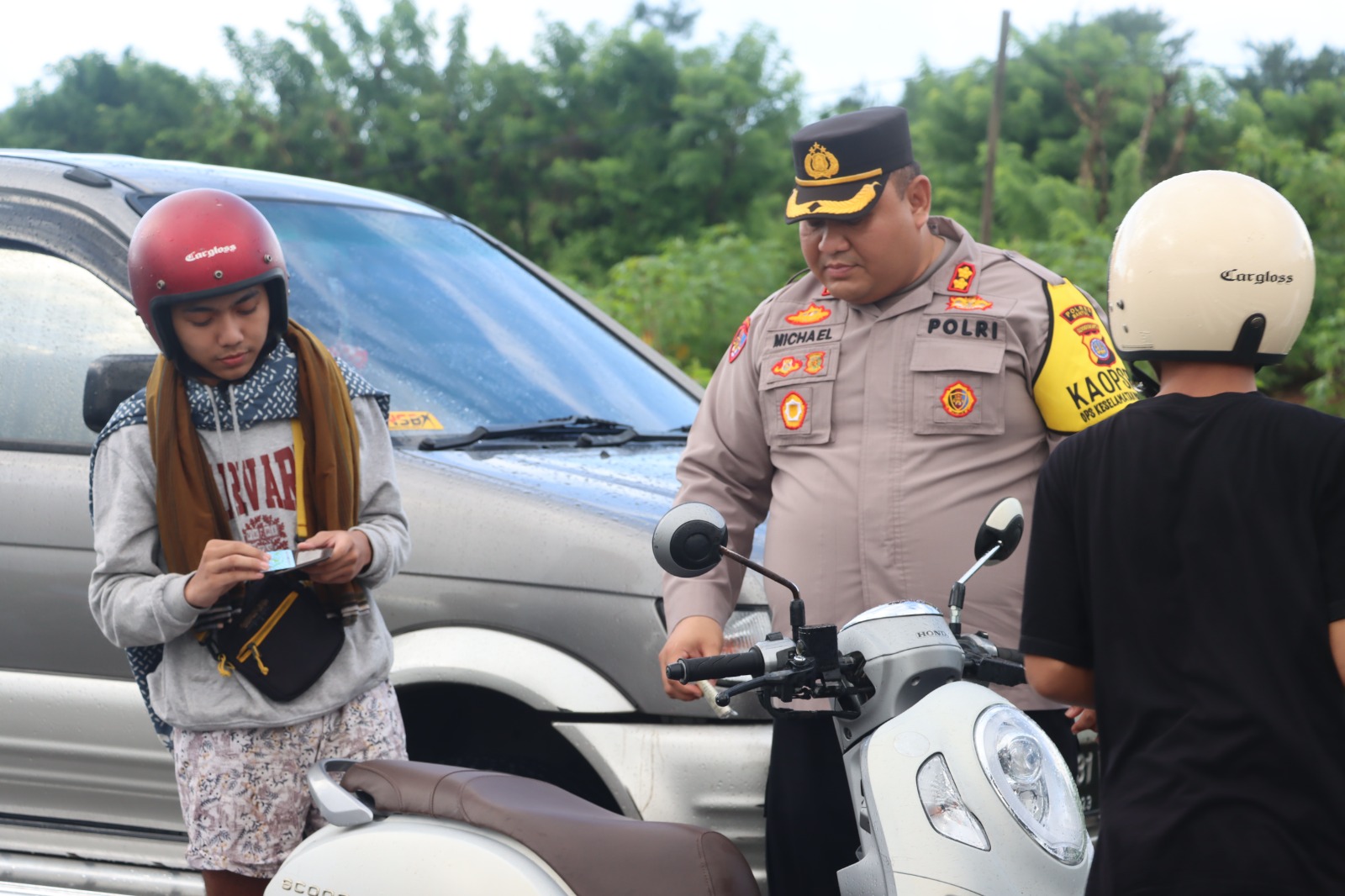 HUMANIS: Kapolres Bantul AKBP Michael R. Risakotta saat memantau langsung Operasi Keselamatan Progo 2024 di Bantul. (Dok. Polres Bantul)