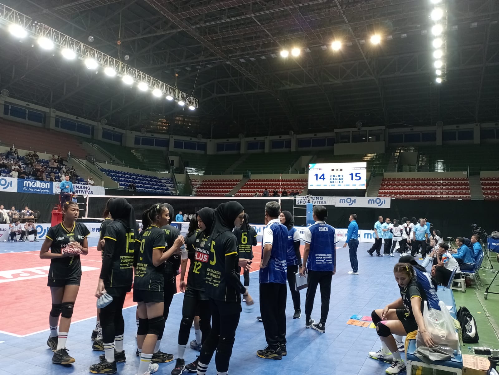 SIAP: Petrokimia Volleyball Academy saat melawan Vita Solo di GOR UNY.