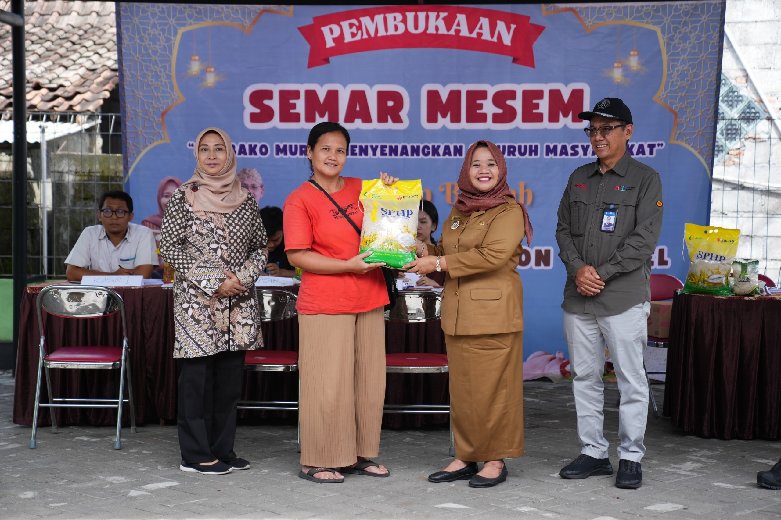 PEDULI: Bupati Sleman Kustini Sri Purnomo saat membuka program operasi pasar murah Semar Mesem di kapanewon Tempel pada Senin (18/3).