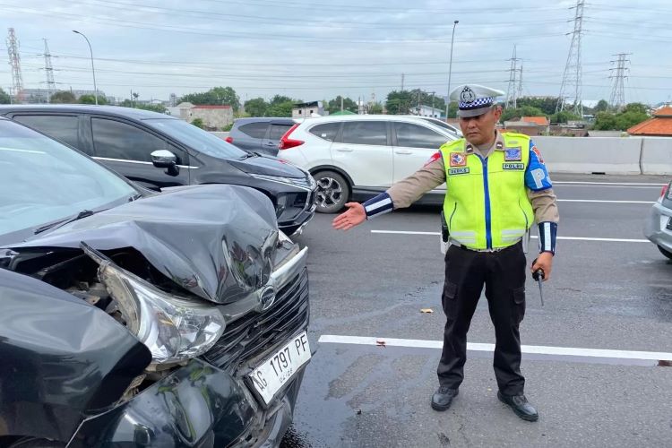 LAKA LANTAS : Kondisi Daihatsu Xenia usai terlibat kecelakaan. (IST)