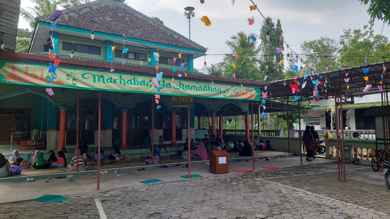SEMARAK: Suasana Masjid Al-Fatah yang dipenuhi dekorasi Ramadhan.