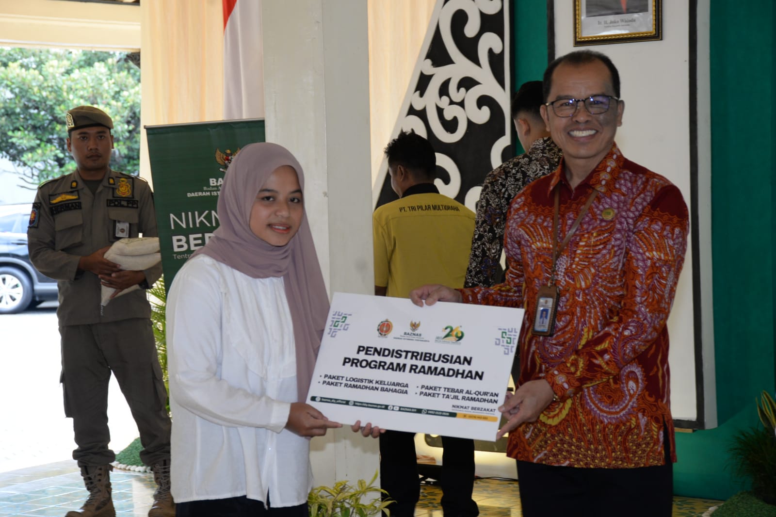 MANFAAT: Baznas DIY membagikan paket logistik keluarga.