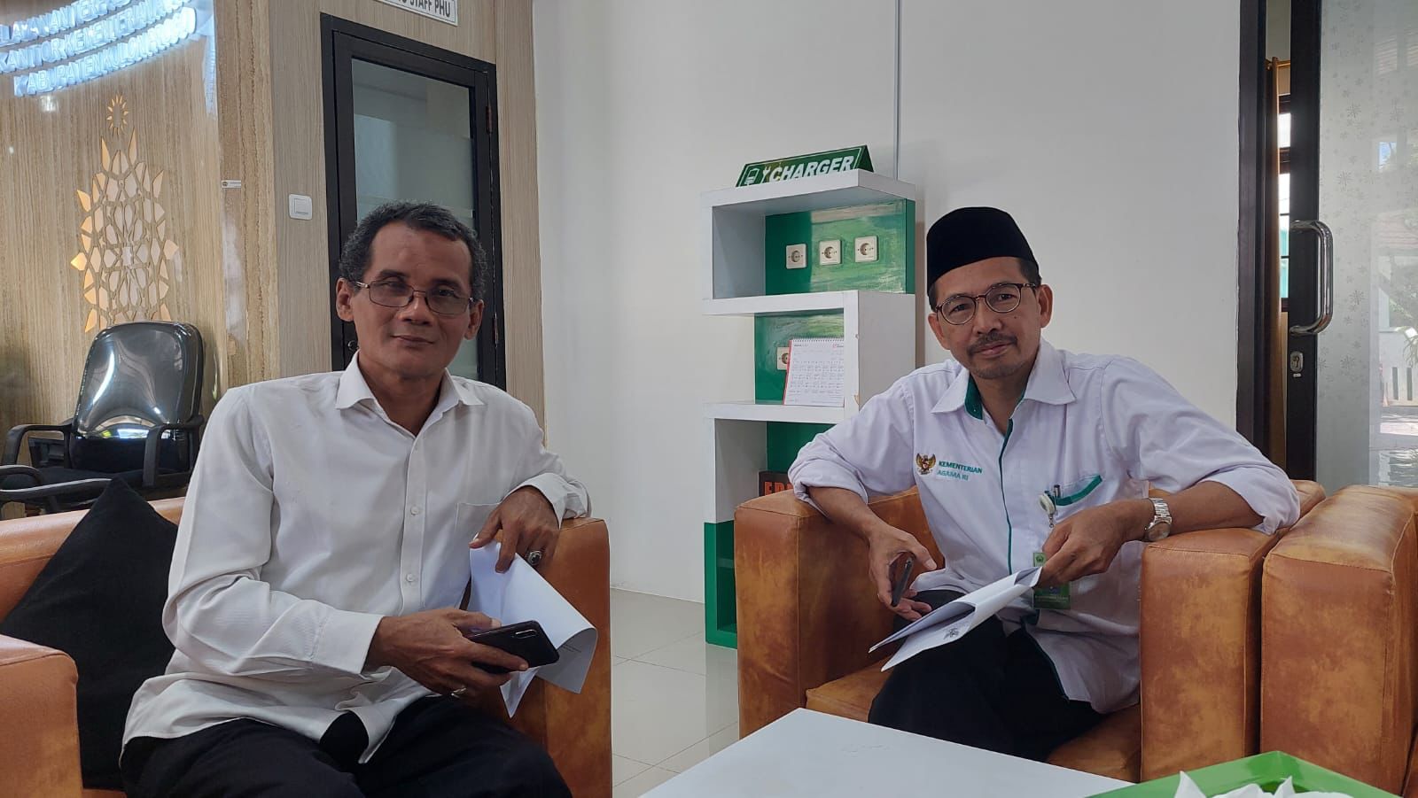 FOKUS: Agung Mabruri (kiri) dan Muhammad Qomaruzzaman (kanan), tengah menjelaskan potensi konflik selama Ramadhan.