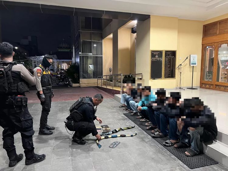 Polresta Solo mengamankan sebelas pemuda yang hendak melakukan perang sarung di Kota Solo, Senin dini hari (18/3). (Istimewa)