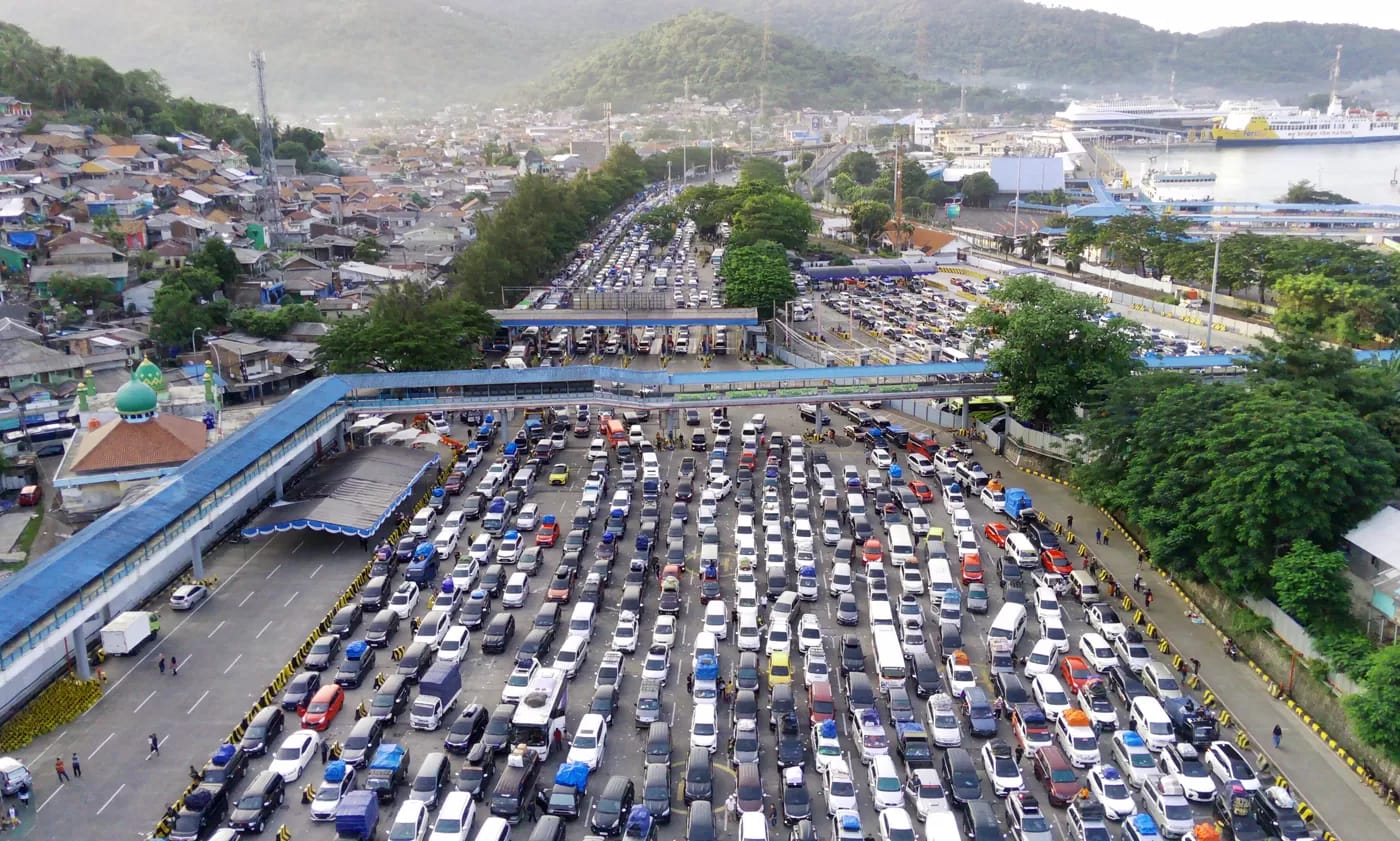 Antrean mobil pribadi dan bus berisi pemudik menunggu kapal di Pelabuhan Merak, Banten, Rabu (19/4/2023).