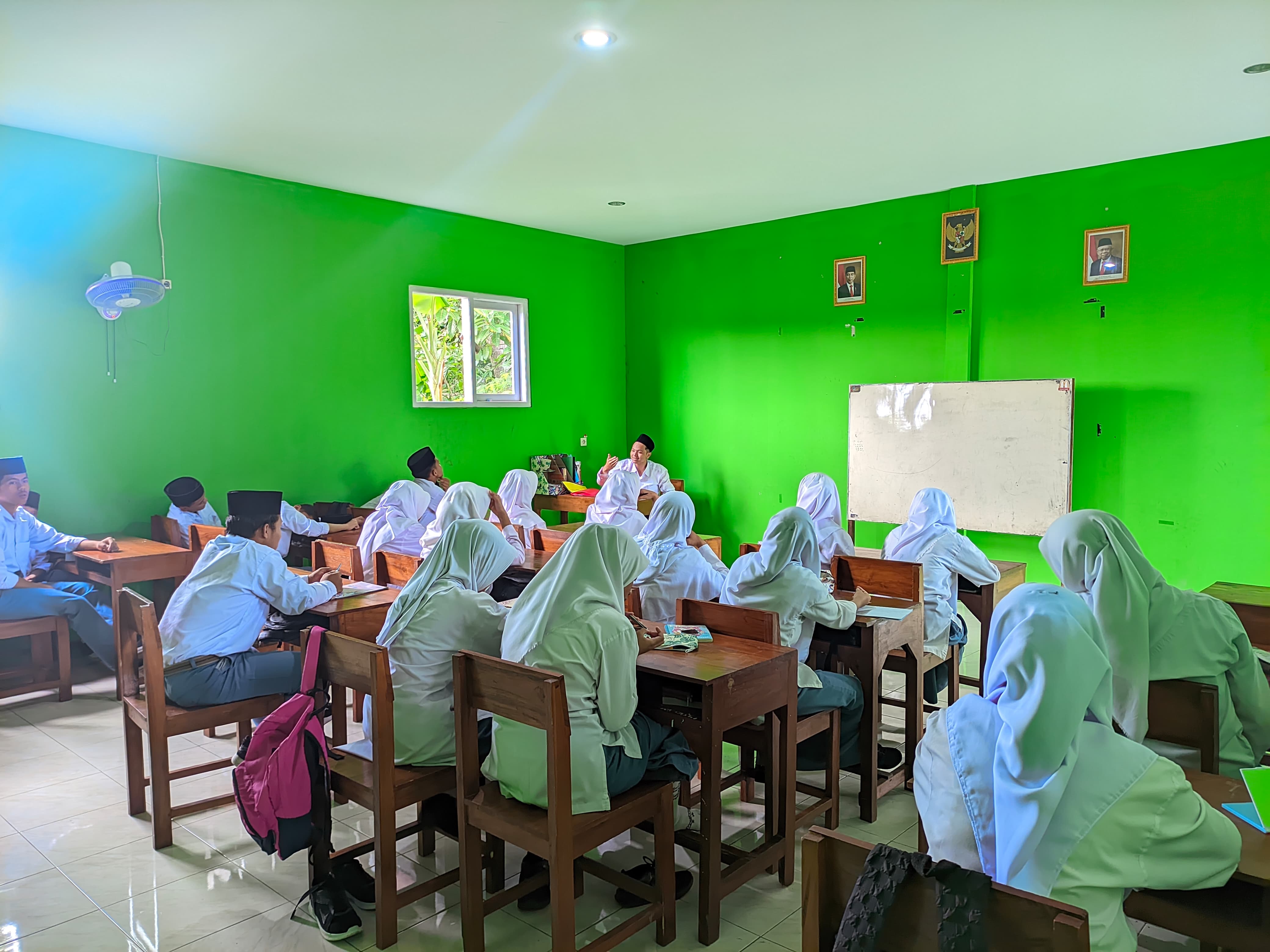 SEMANGAT - Suasana kelas Madamusba nampak sejumlah murid belajar mengkaji kitab Ta