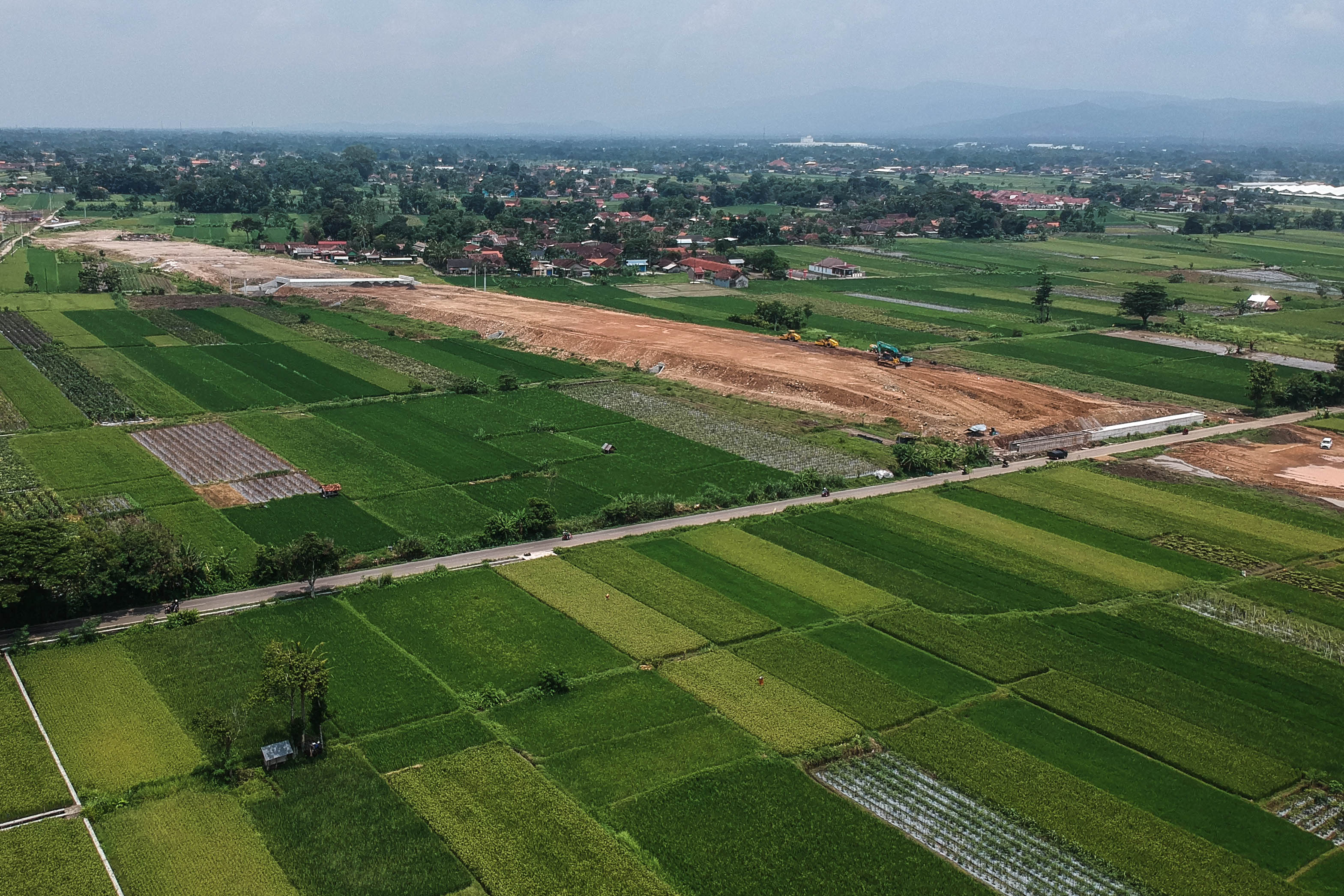 TARGET: Proyek jalan tol Jogja solo terlihat dari udara kawasan Tamanmartani, Kalasan, Sleman, Kamis (29/2). Proses pembanugnan jalan tol Jogja-Solo terus dikebut.