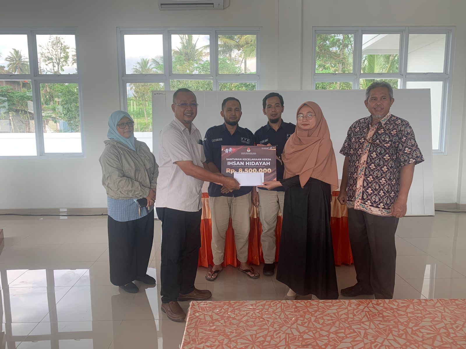 SIMBOLIS: Komisioner KPU Kabupaten Magelang mengunjungi dan memberikan santunan&nbsp;anggota PPS yang sakit usai pemilu.