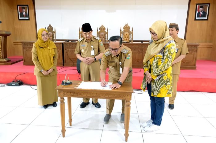 SIMBOLIS: Wali Kota Magelang menandatangani komitmen bersama dengan Kepala Dinkes Kota Magelang untuk mewujudkan Kota Sehat di Aula Adipura Kencana, Senin (18/3/2024).