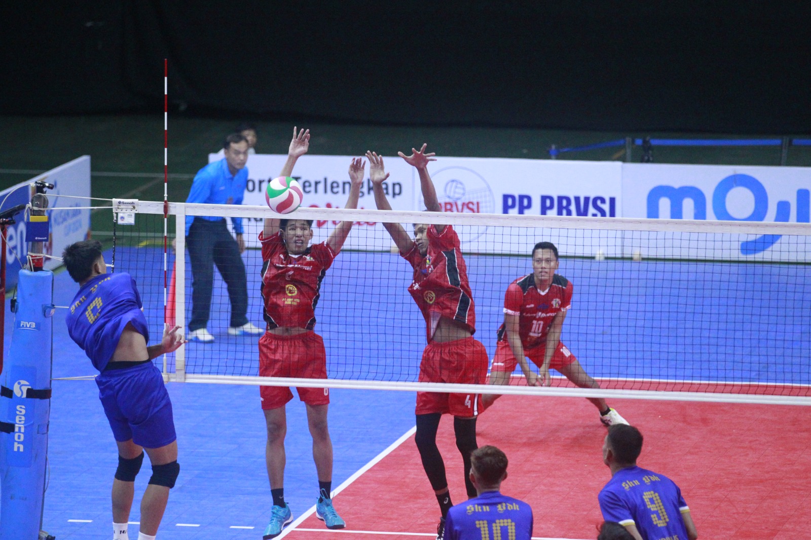 SMASH: Tim putra SKN BDK Volleyball Club Kudus saat melawan Tectona Bandung, di GOR UNY, Senin (18/3) malam.